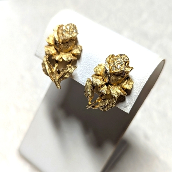 Vintage 60's/70's Goldette Floral Rhinestone Clip Earrings - Picture 6 of 9